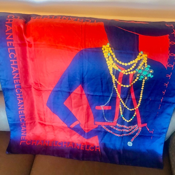 😍 Vintage Chanel Silk Scarfed with Vibrant colors on classic Lady COCO 💙❤️💛 - Picture 3 of 9